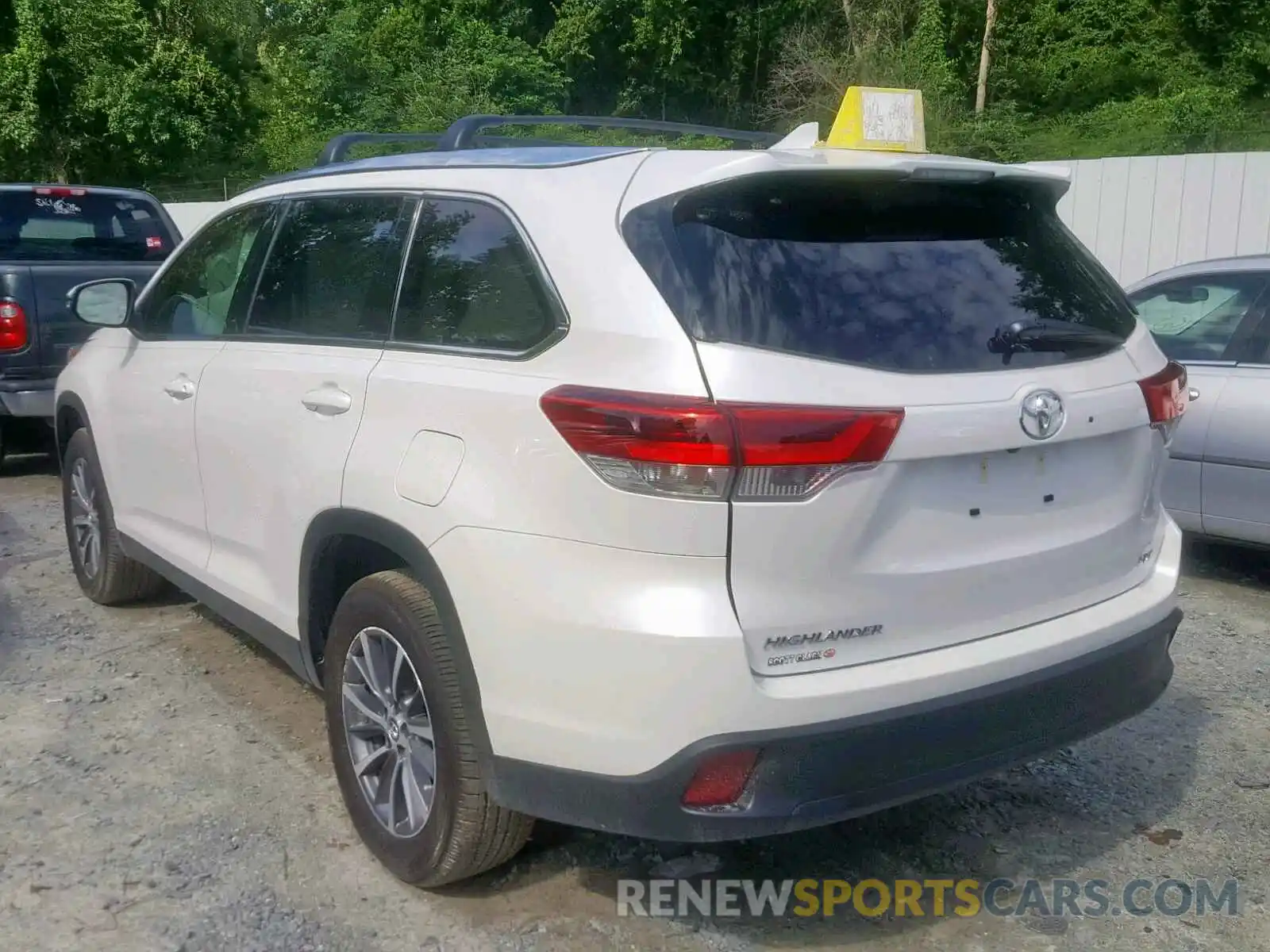 3 Photograph of a damaged car 5TDKZRFH9KS562978 TOYOTA HIGHLANDER 2019