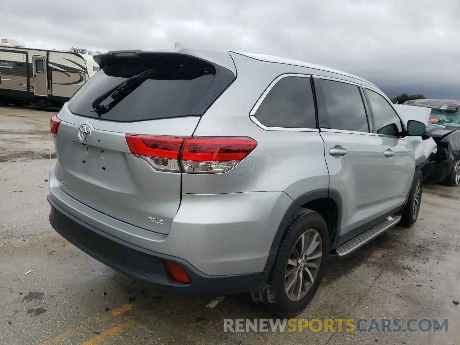 4 Photograph of a damaged car 5TDKZRFH9KS564861 TOYOTA HIGHLANDER 2019