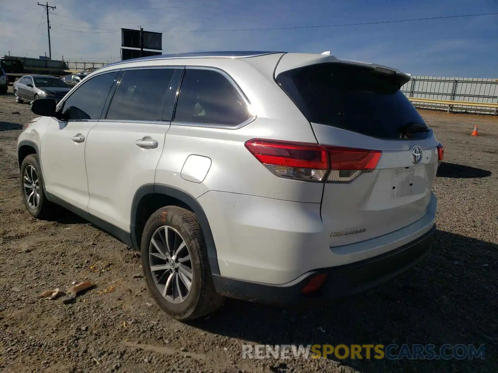 3 Photograph of a damaged car 5TDKZRFH9KS565721 TOYOTA HIGHLANDER 2019