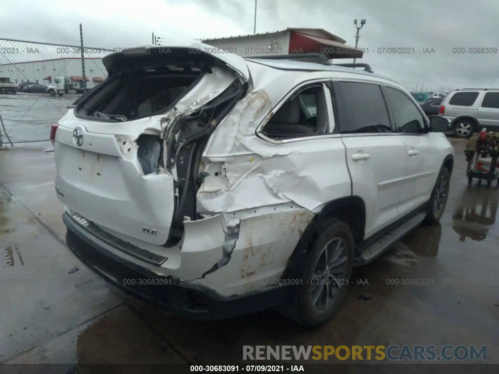 4 Photograph of a damaged car 5TDKZRFH9KS565797 TOYOTA HIGHLANDER 2019