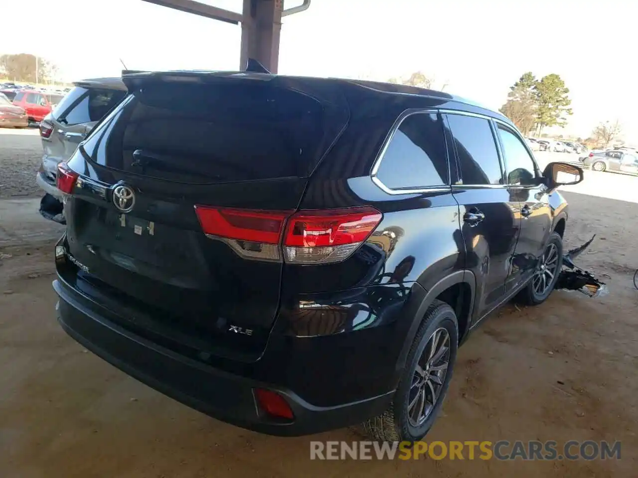 4 Photograph of a damaged car 5TDKZRFH9KS568408 TOYOTA HIGHLANDER 2019