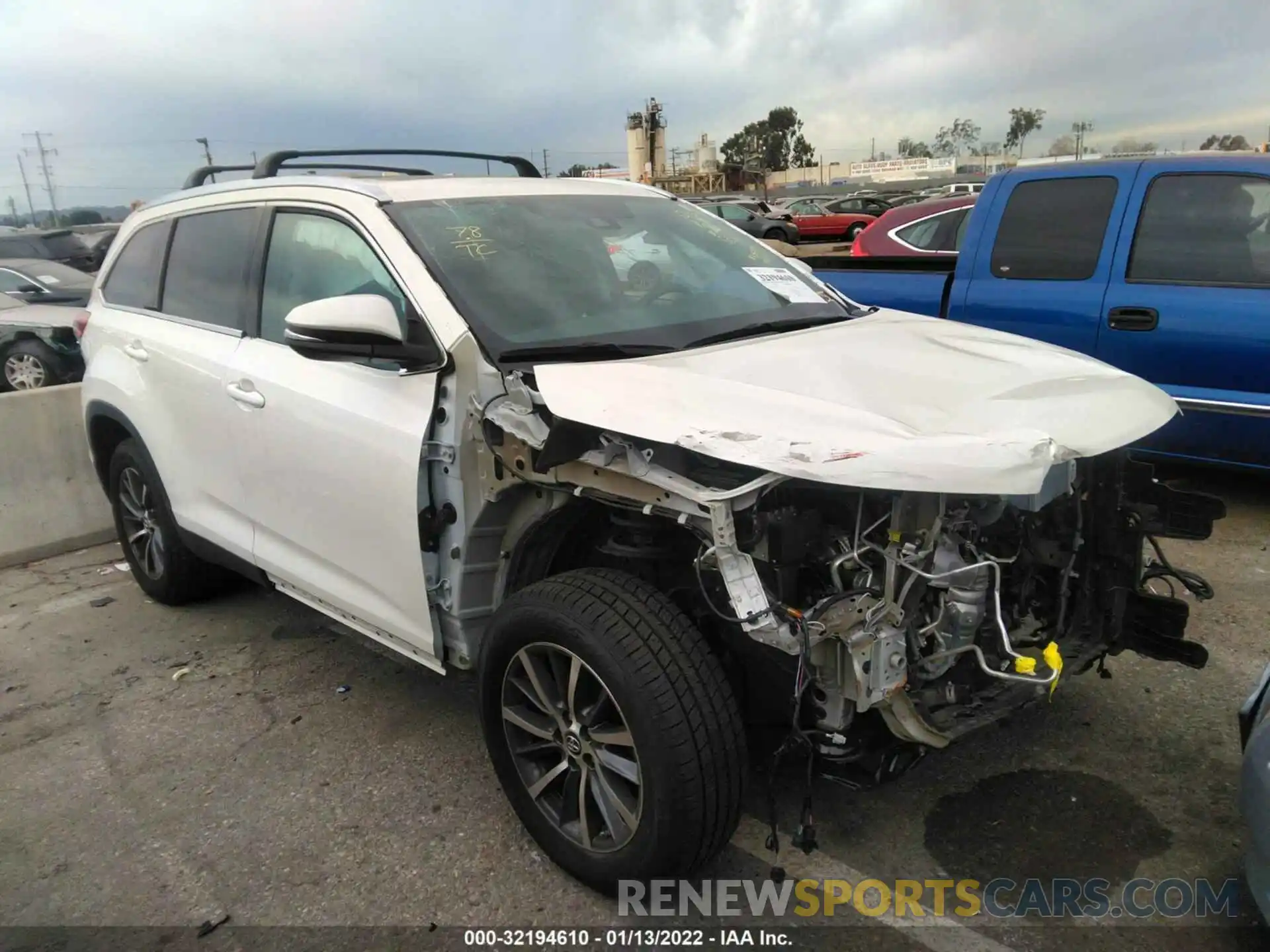 1 Photograph of a damaged car 5TDKZRFH9KS572068 TOYOTA HIGHLANDER 2019