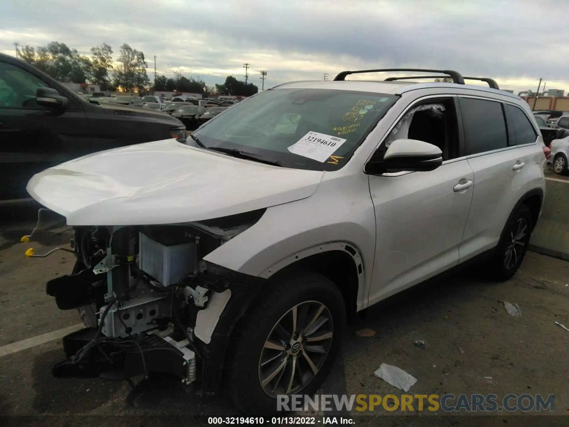 2 Photograph of a damaged car 5TDKZRFH9KS572068 TOYOTA HIGHLANDER 2019