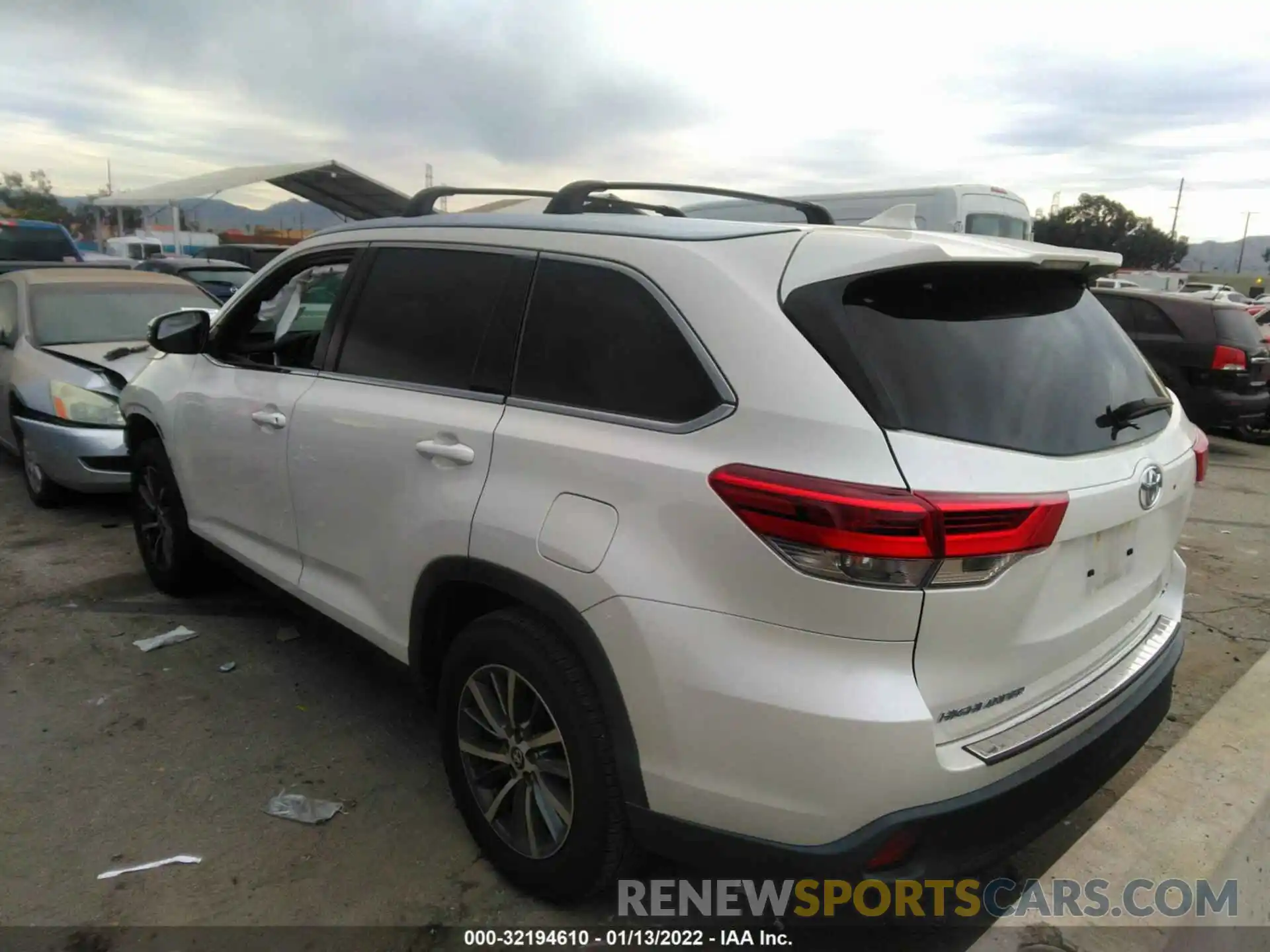 3 Photograph of a damaged car 5TDKZRFH9KS572068 TOYOTA HIGHLANDER 2019