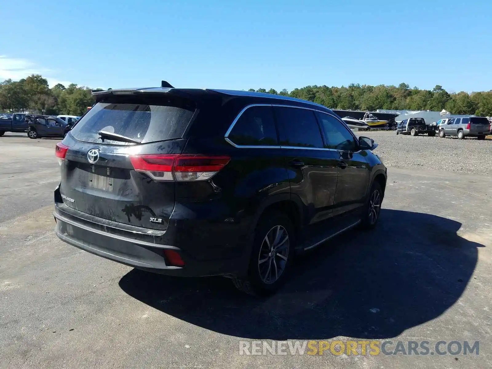 4 Photograph of a damaged car 5TDKZRFH9KS572216 TOYOTA HIGHLANDER 2019