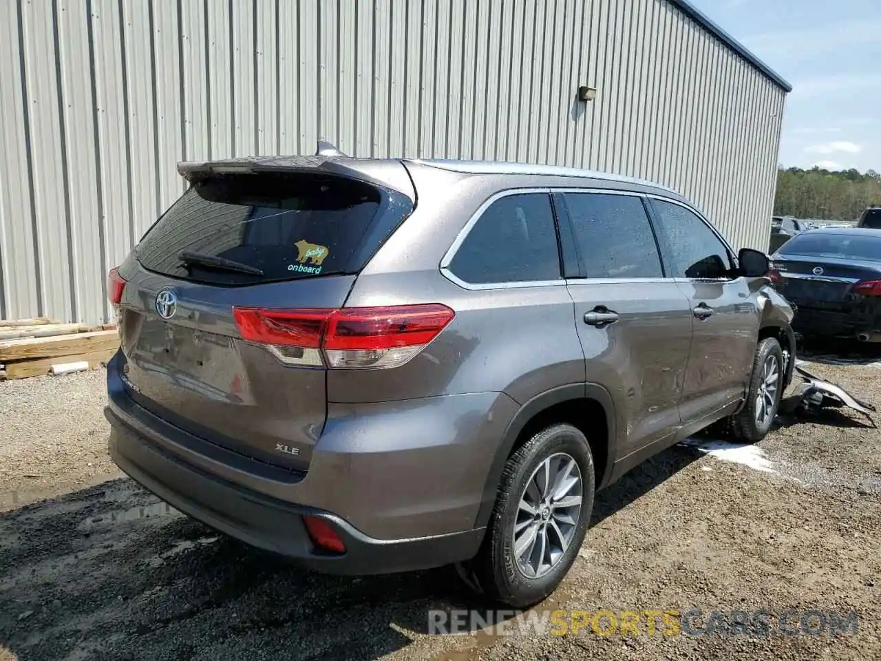 4 Photograph of a damaged car 5TDKZRFH9KS572989 TOYOTA HIGHLANDER 2019