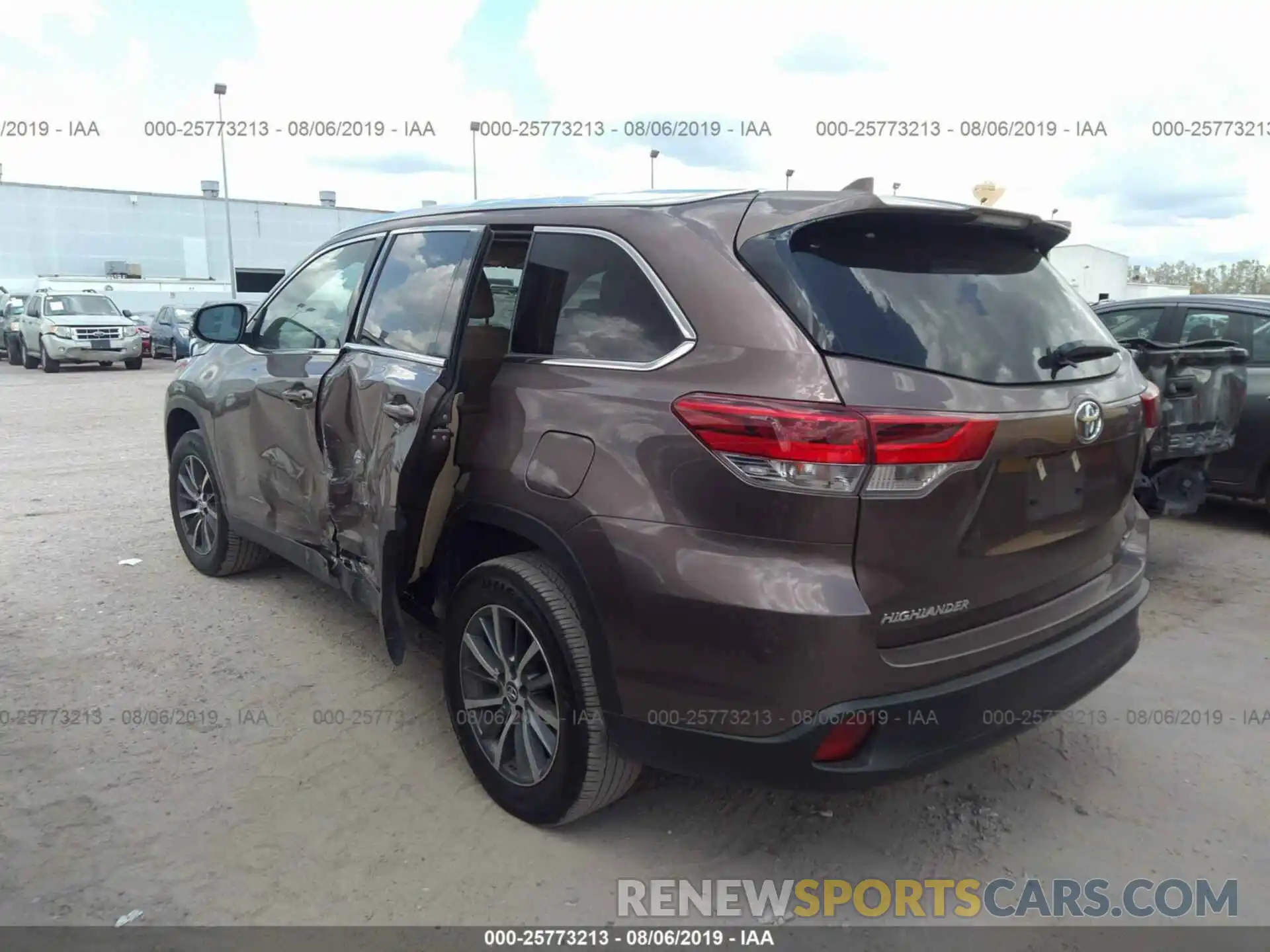 3 Photograph of a damaged car 5TDKZRFHXKS294233 TOYOTA HIGHLANDER 2019