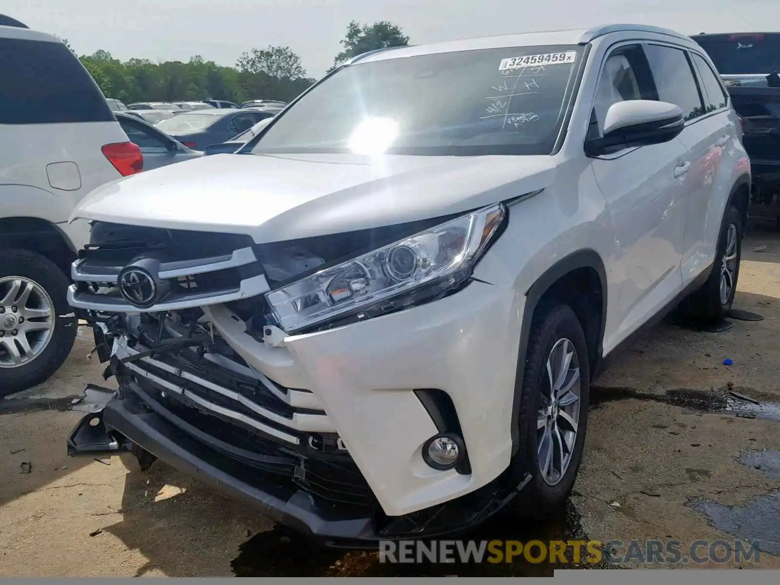 2 Photograph of a damaged car 5TDKZRFHXKS302010 TOYOTA HIGHLANDER 2019