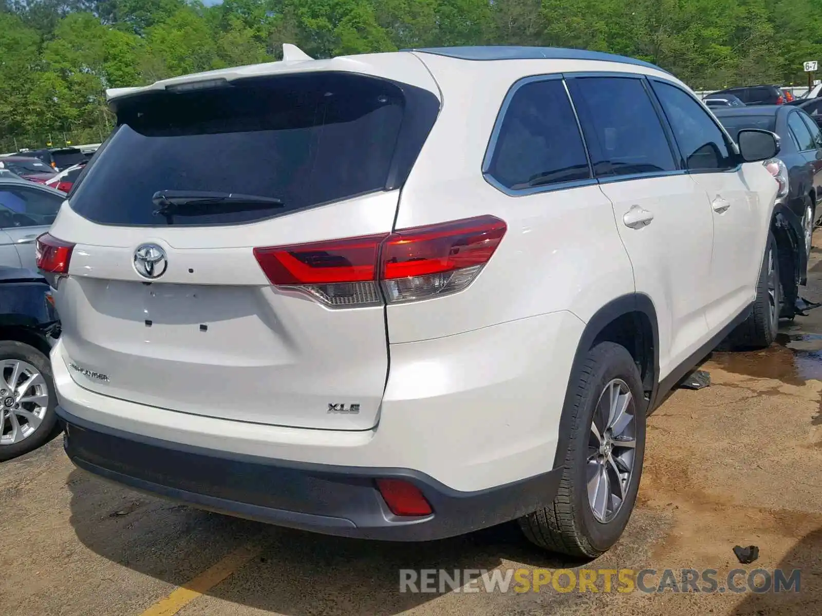 4 Photograph of a damaged car 5TDKZRFHXKS302010 TOYOTA HIGHLANDER 2019