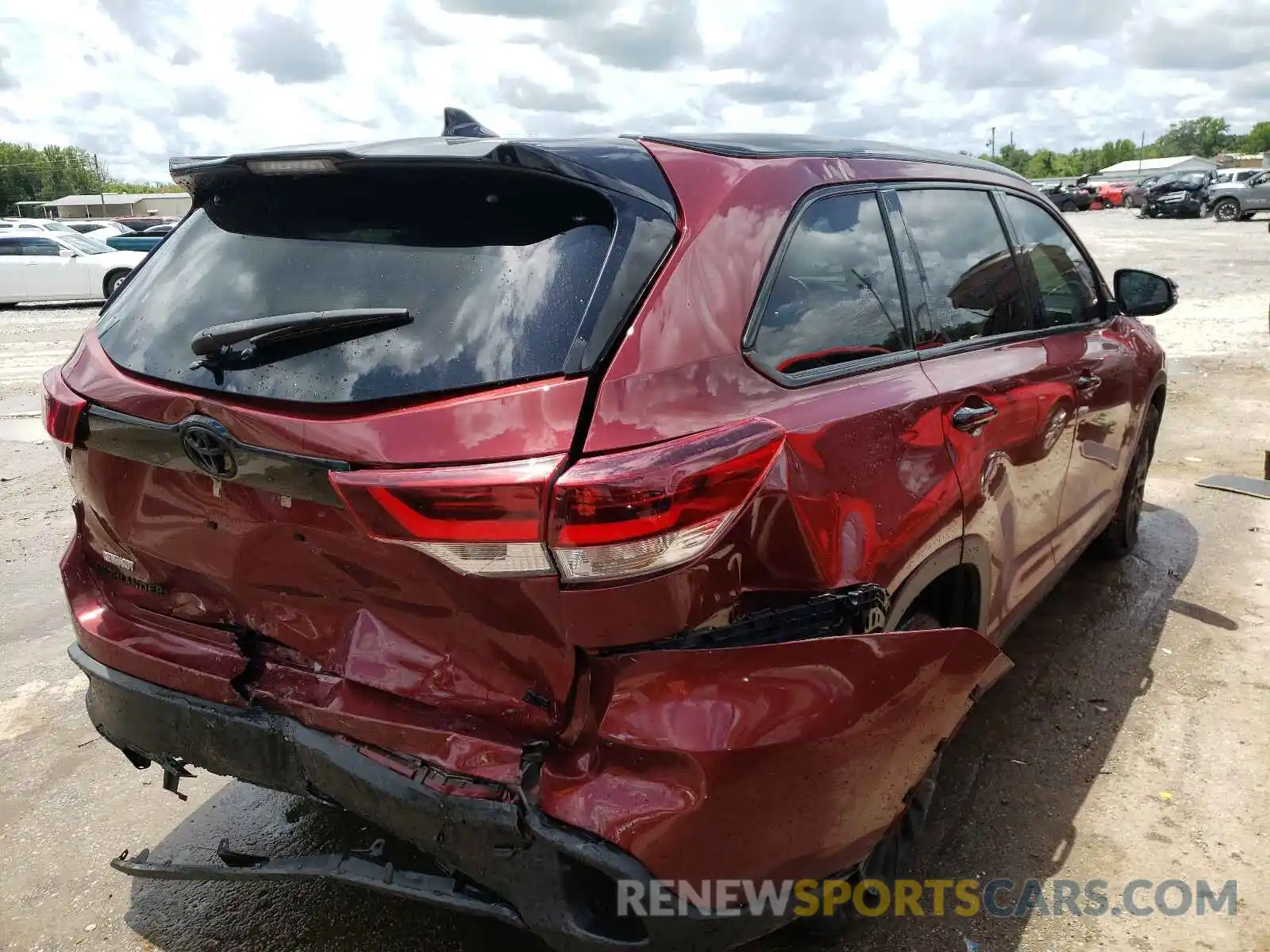 4 Photograph of a damaged car 5TDKZRFHXKS317946 TOYOTA HIGHLANDER 2019