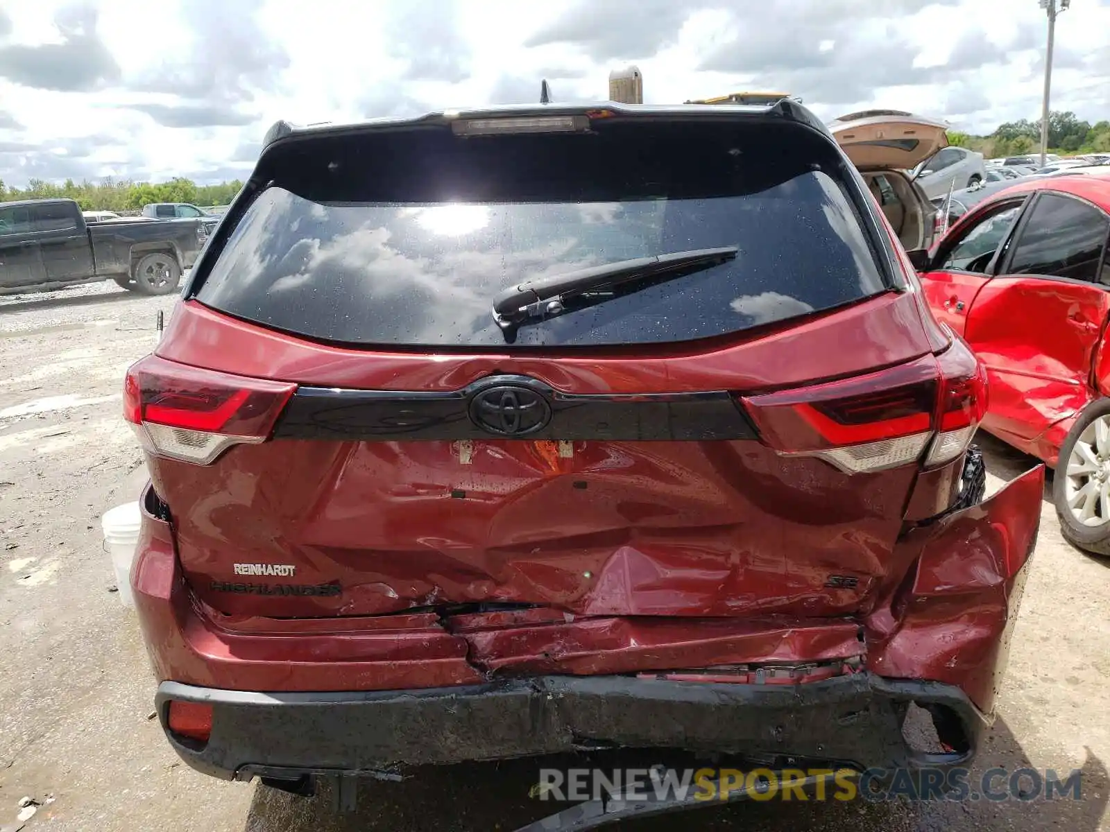 9 Photograph of a damaged car 5TDKZRFHXKS317946 TOYOTA HIGHLANDER 2019