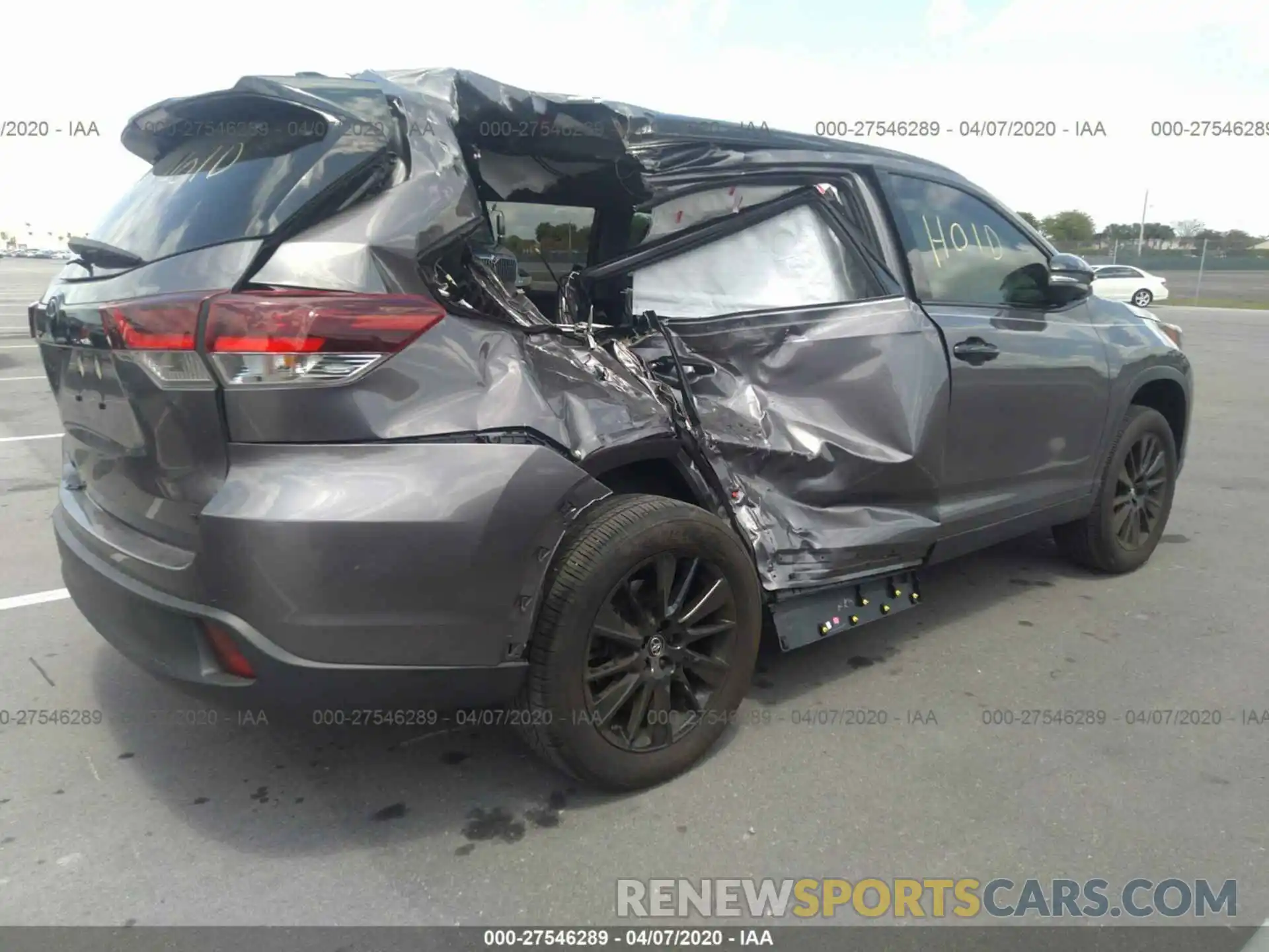 4 Photograph of a damaged car 5TDKZRFHXKS318403 TOYOTA HIGHLANDER 2019