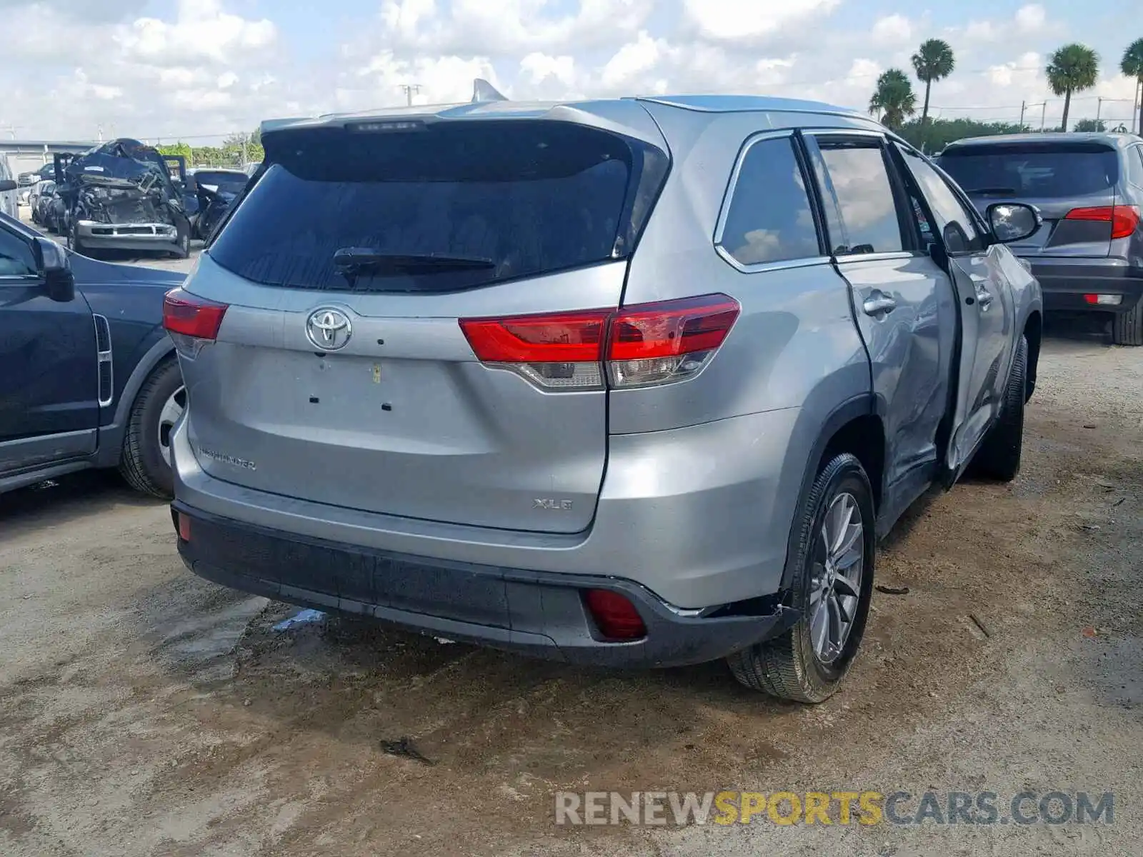 4 Photograph of a damaged car 5TDKZRFHXKS326484 TOYOTA HIGHLANDER 2019