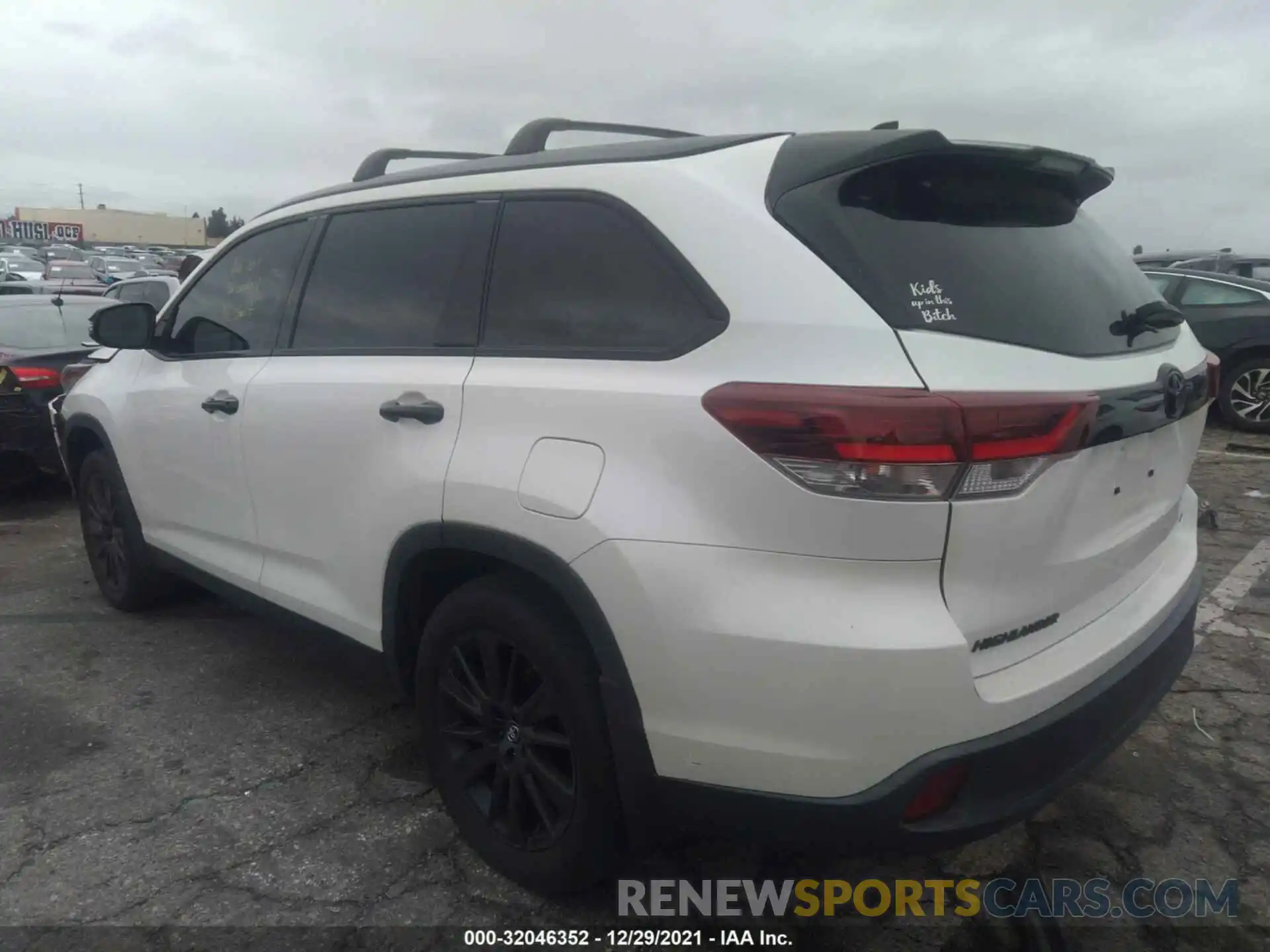 3 Photograph of a damaged car 5TDKZRFHXKS329370 TOYOTA HIGHLANDER 2019