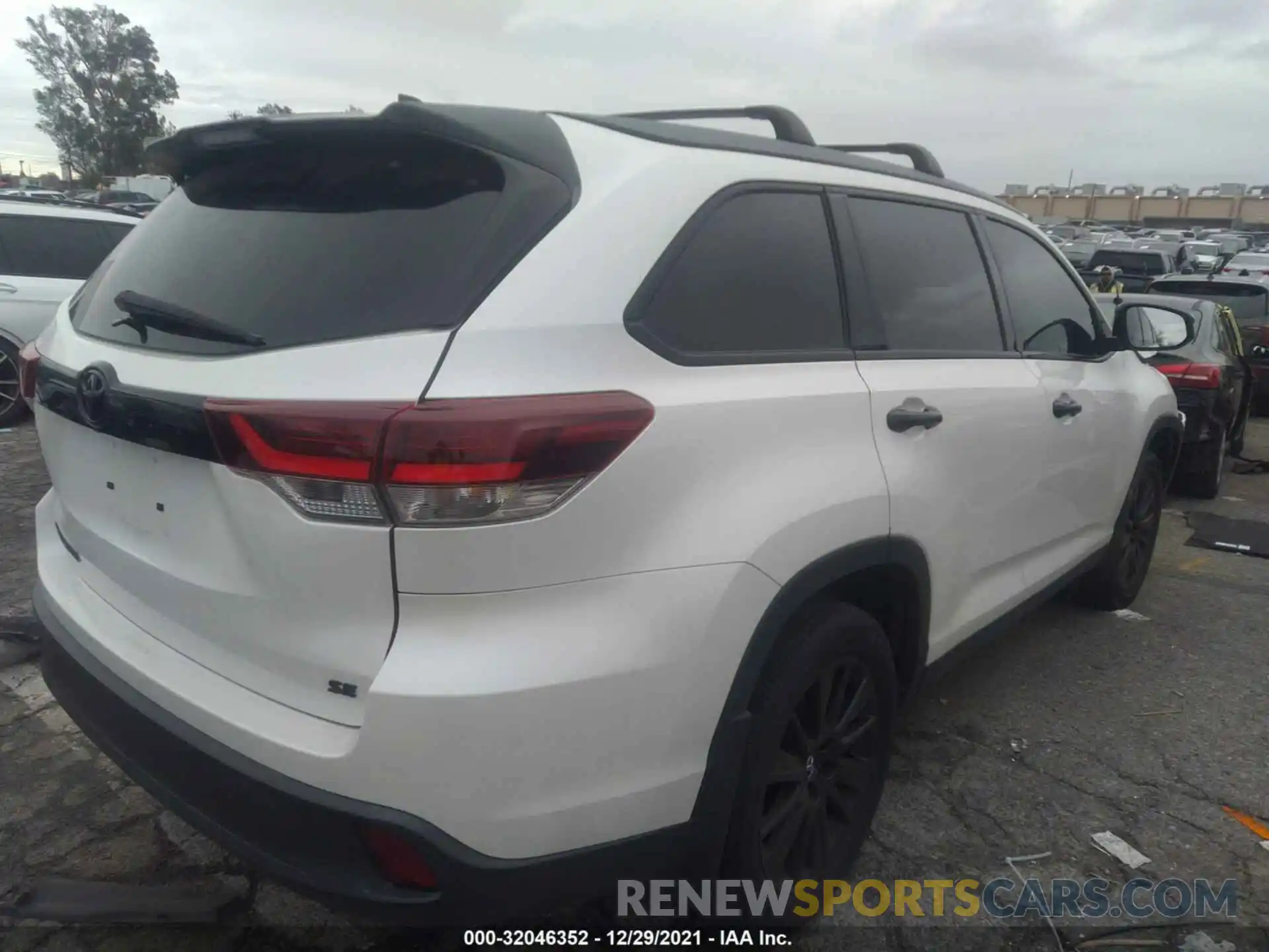 4 Photograph of a damaged car 5TDKZRFHXKS329370 TOYOTA HIGHLANDER 2019