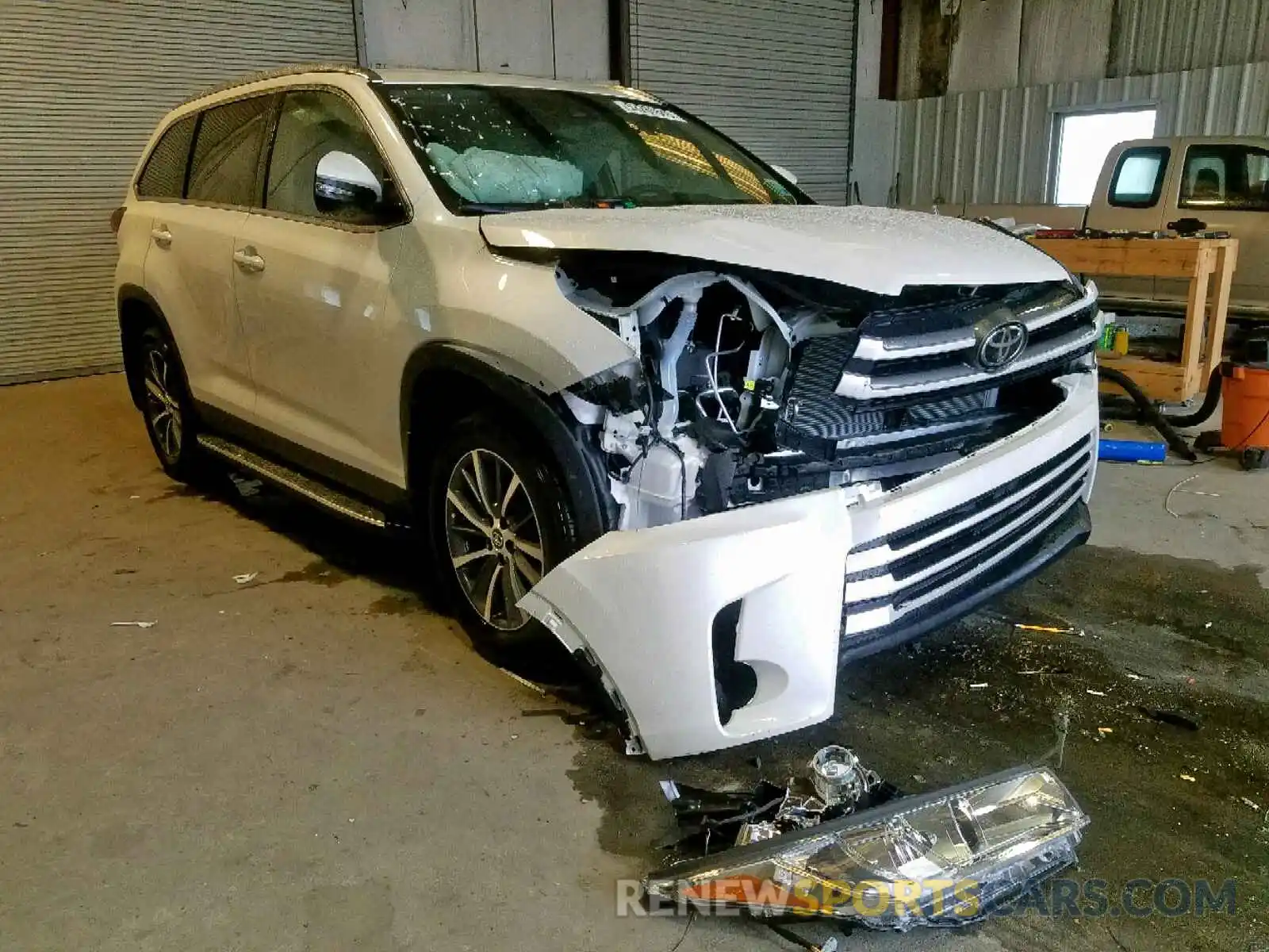 1 Photograph of a damaged car 5TDKZRFHXKS333435 TOYOTA HIGHLANDER 2019