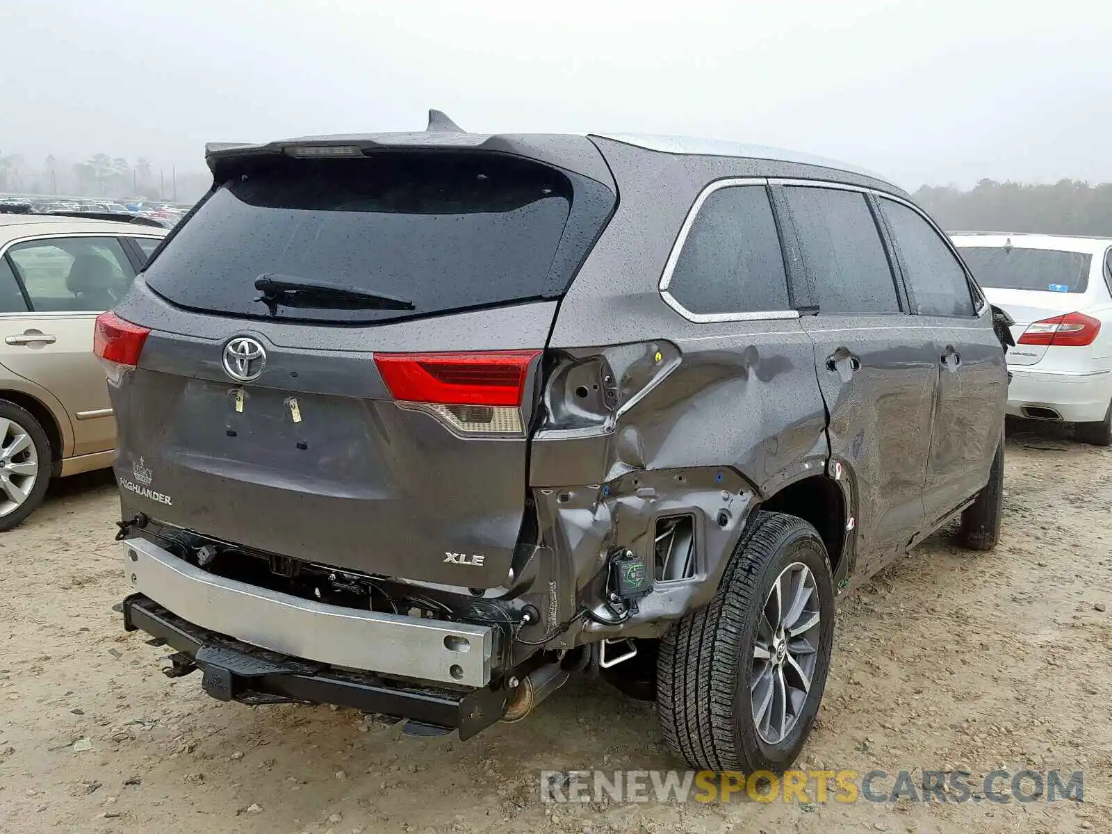 4 Photograph of a damaged car 5TDKZRFHXKS337842 TOYOTA HIGHLANDER 2019