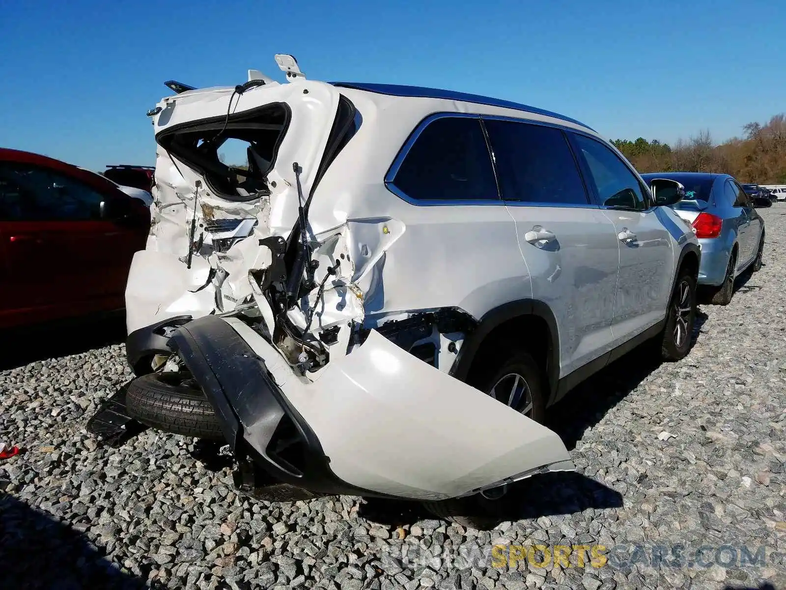 4 Photograph of a damaged car 5TDKZRFHXKS350879 TOYOTA HIGHLANDER 2019
