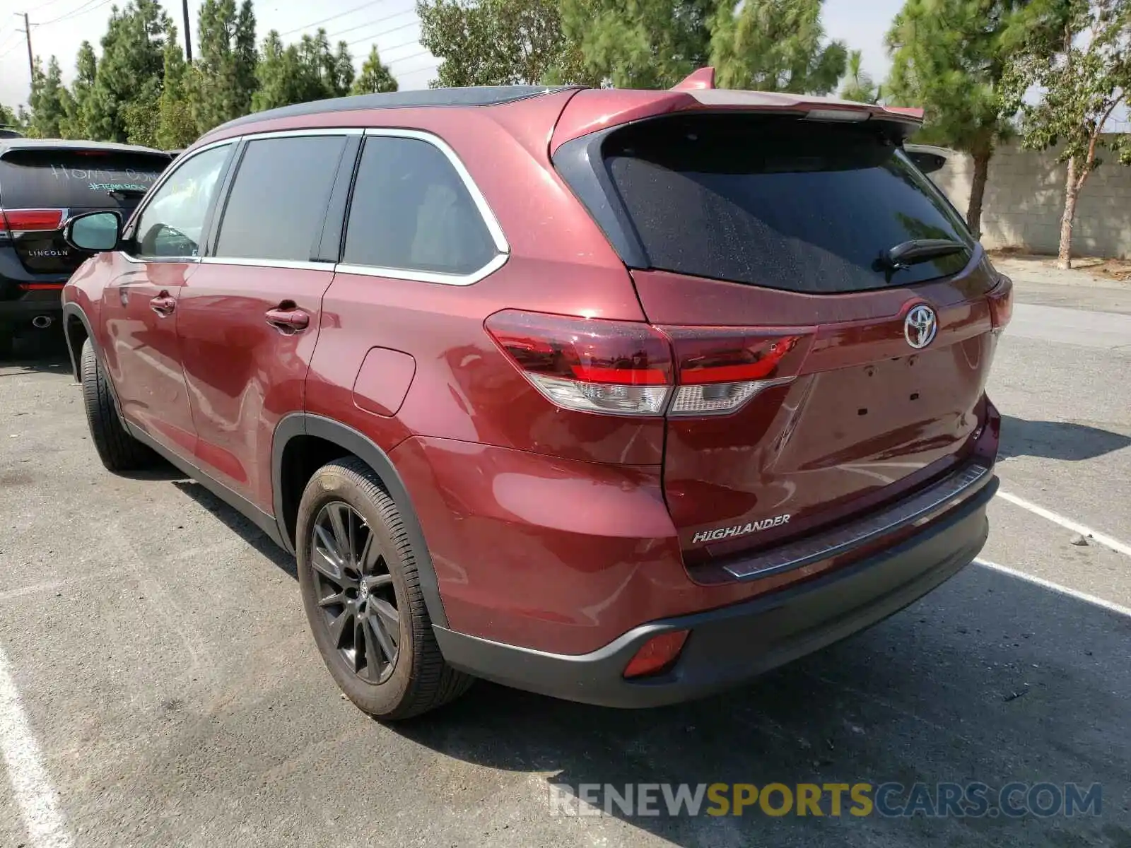 3 Photograph of a damaged car 5TDKZRFHXKS355094 TOYOTA HIGHLANDER 2019