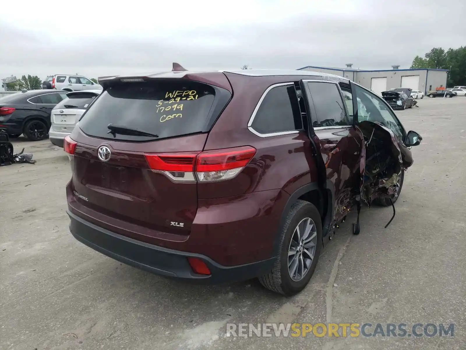 4 Photograph of a damaged car 5TDKZRFHXKS364880 TOYOTA HIGHLANDER 2019