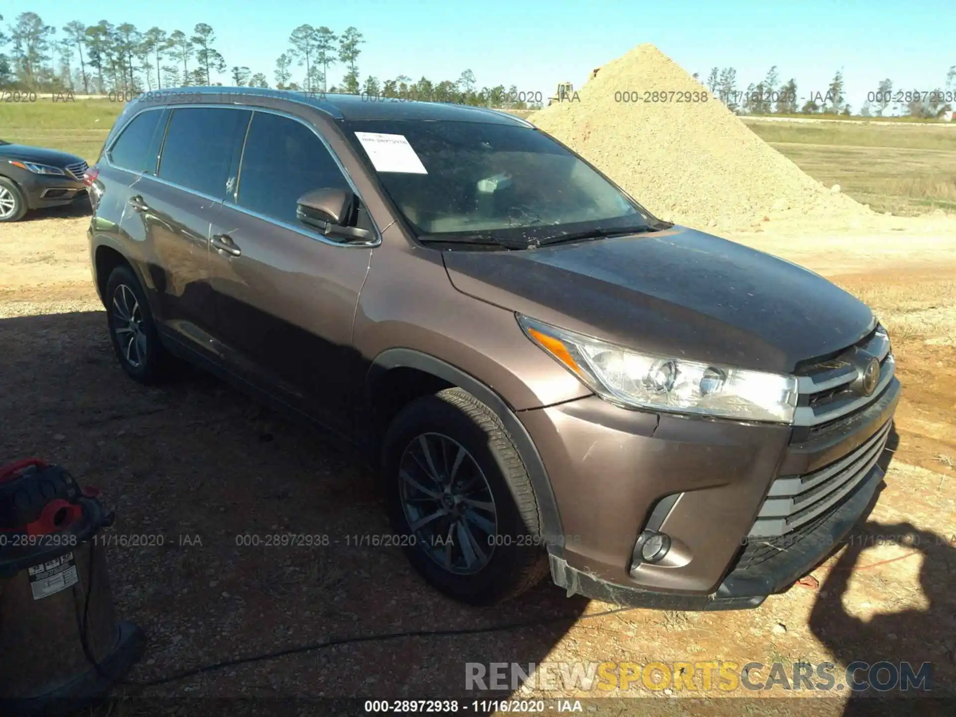 1 Photograph of a damaged car 5TDKZRFHXKS365799 TOYOTA HIGHLANDER 2019