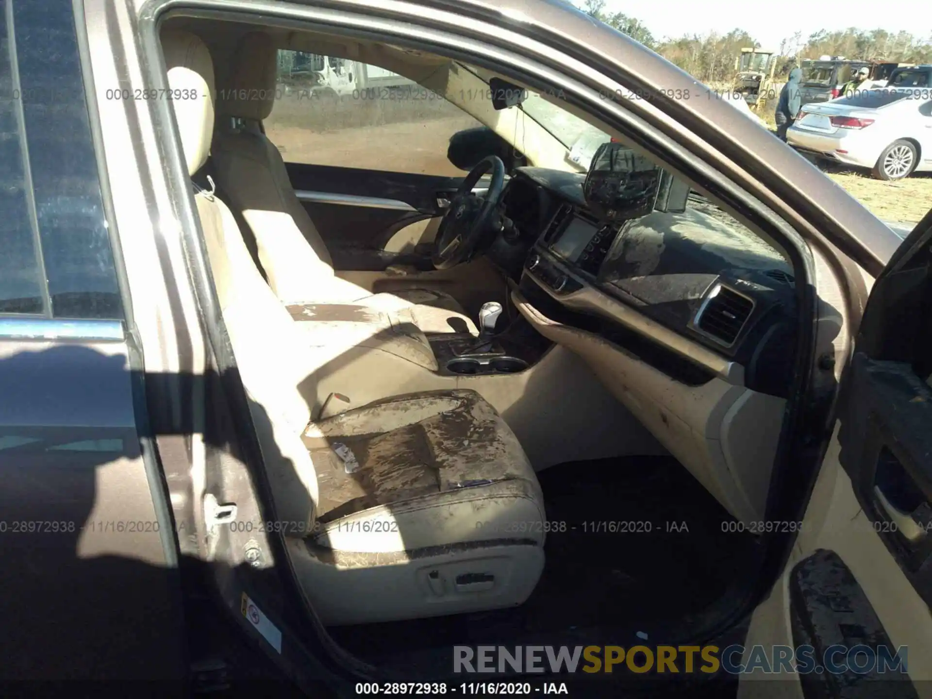 5 Photograph of a damaged car 5TDKZRFHXKS365799 TOYOTA HIGHLANDER 2019