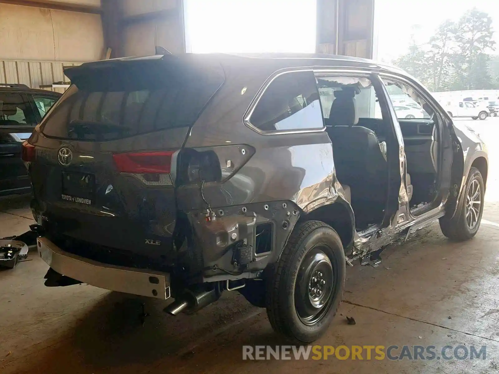 4 Photograph of a damaged car 5TDKZRFHXKS551018 TOYOTA HIGHLANDER 2019