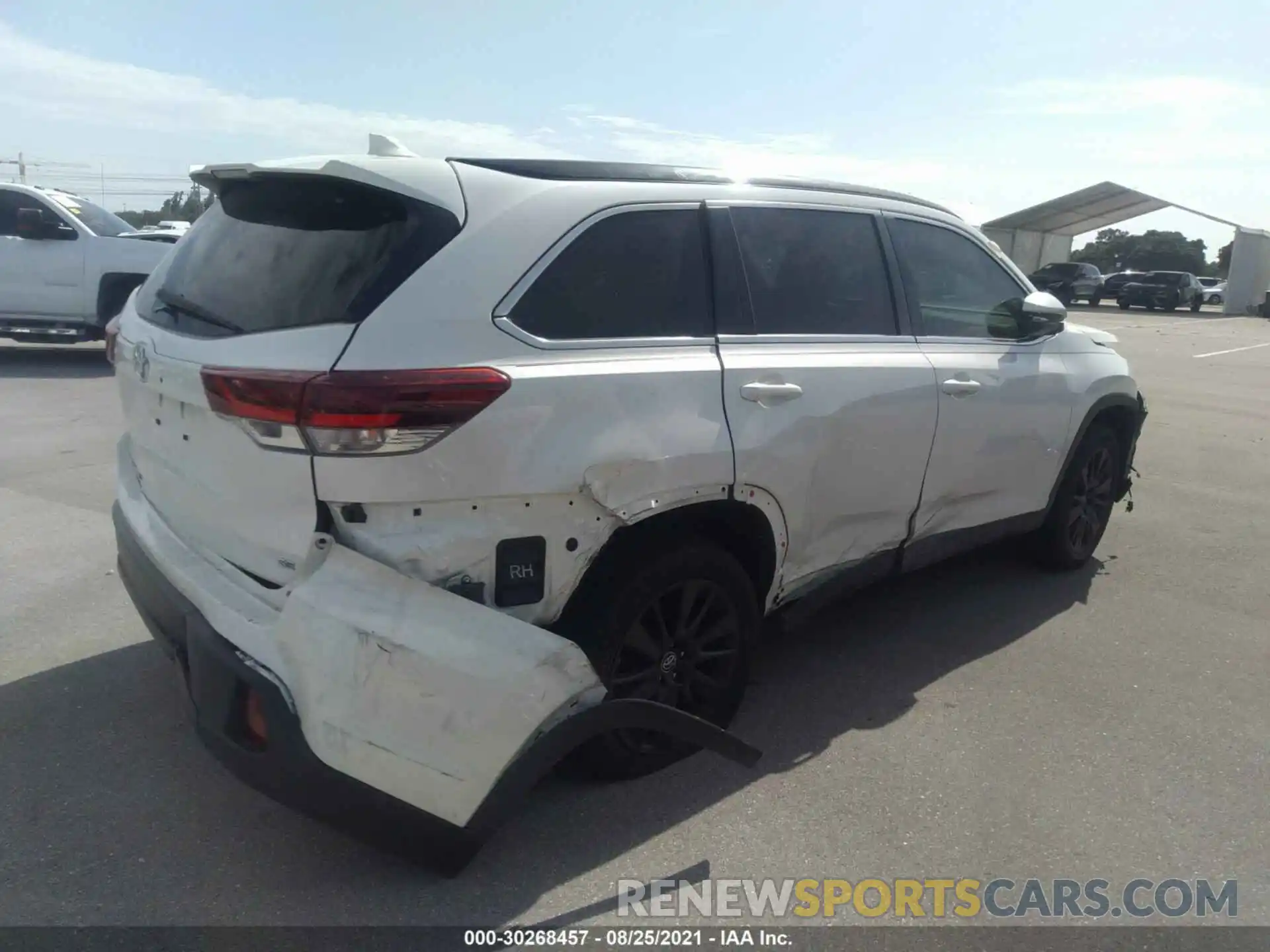 4 Photograph of a damaged car 5TDKZRFHXKS551200 TOYOTA HIGHLANDER 2019