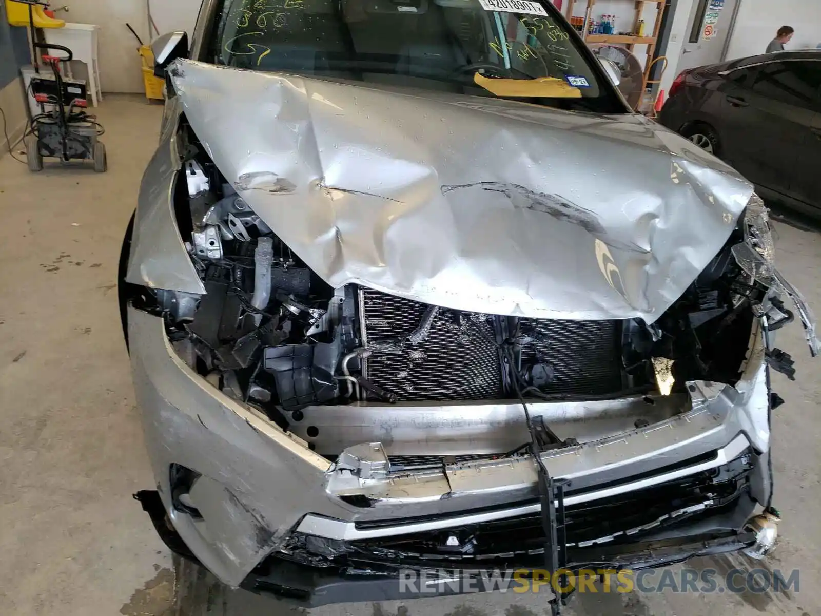 9 Photograph of a damaged car 5TDKZRFHXKS552038 TOYOTA HIGHLANDER 2019