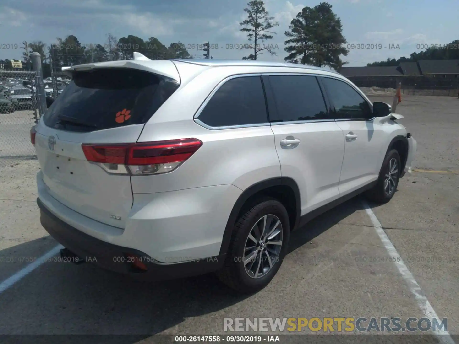 4 Photograph of a damaged car 5TDKZRFHXKS552458 TOYOTA HIGHLANDER 2019