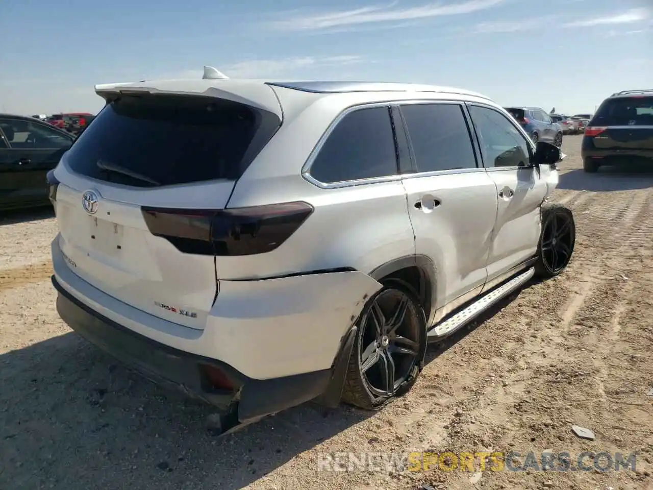 4 Photograph of a damaged car 5TDKZRFHXKS553612 TOYOTA HIGHLANDER 2019