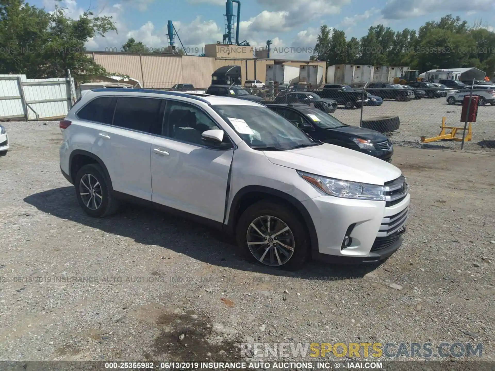 1 Photograph of a damaged car 5TDKZRFHXKS555649 TOYOTA HIGHLANDER 2019