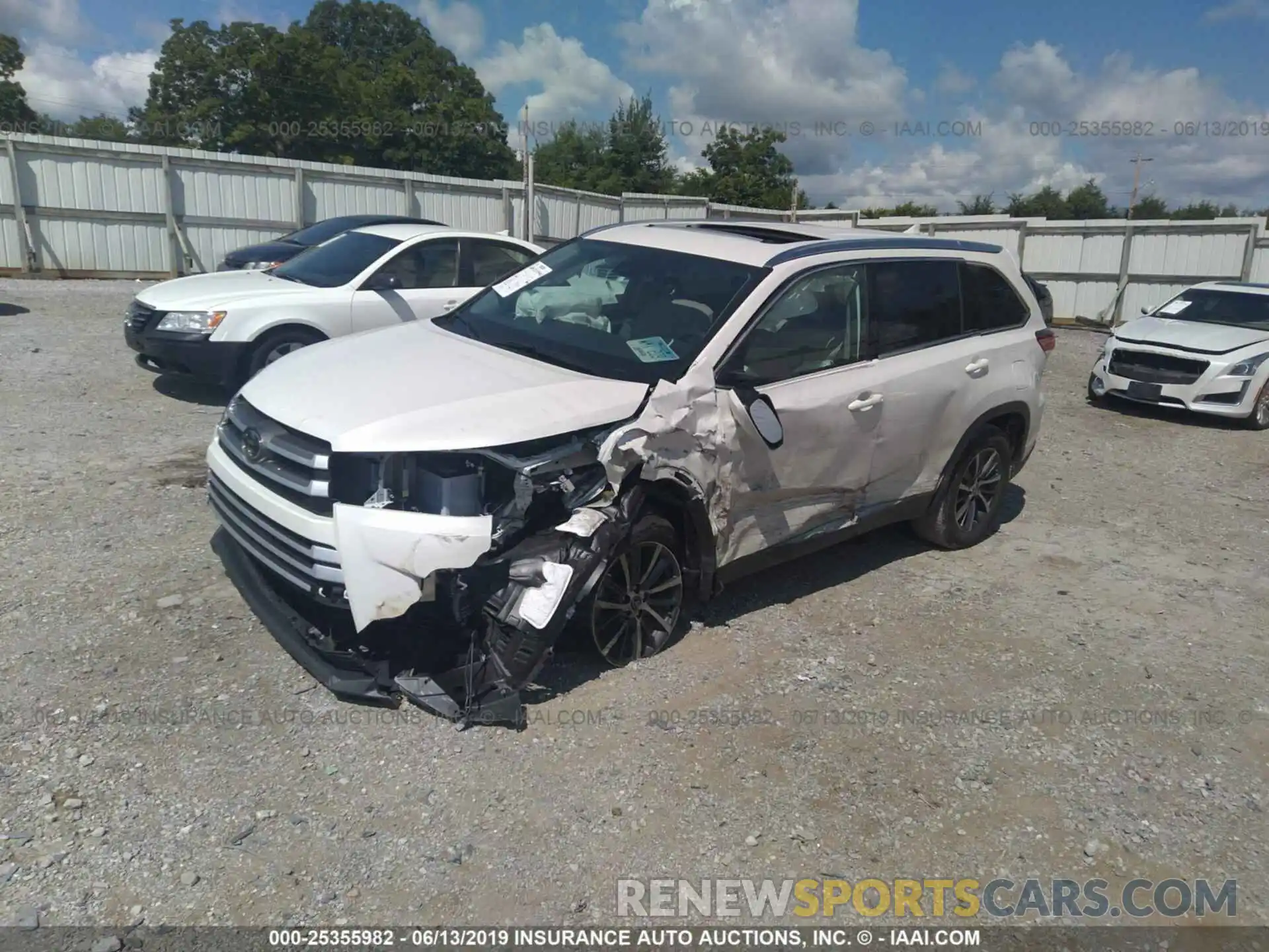 2 Photograph of a damaged car 5TDKZRFHXKS555649 TOYOTA HIGHLANDER 2019