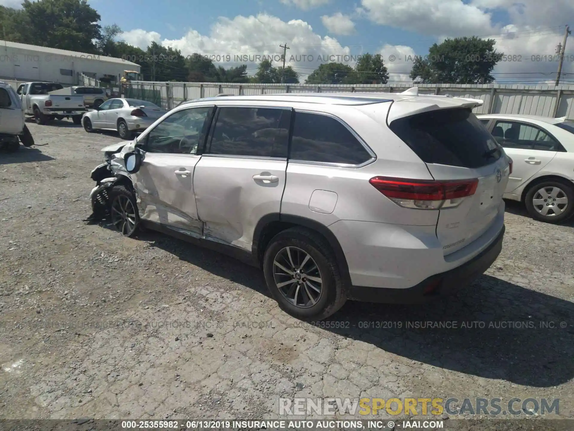 3 Photograph of a damaged car 5TDKZRFHXKS555649 TOYOTA HIGHLANDER 2019