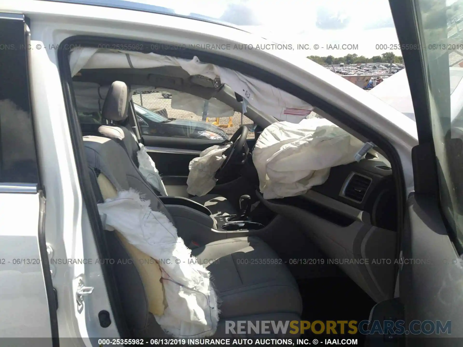 5 Photograph of a damaged car 5TDKZRFHXKS555649 TOYOTA HIGHLANDER 2019