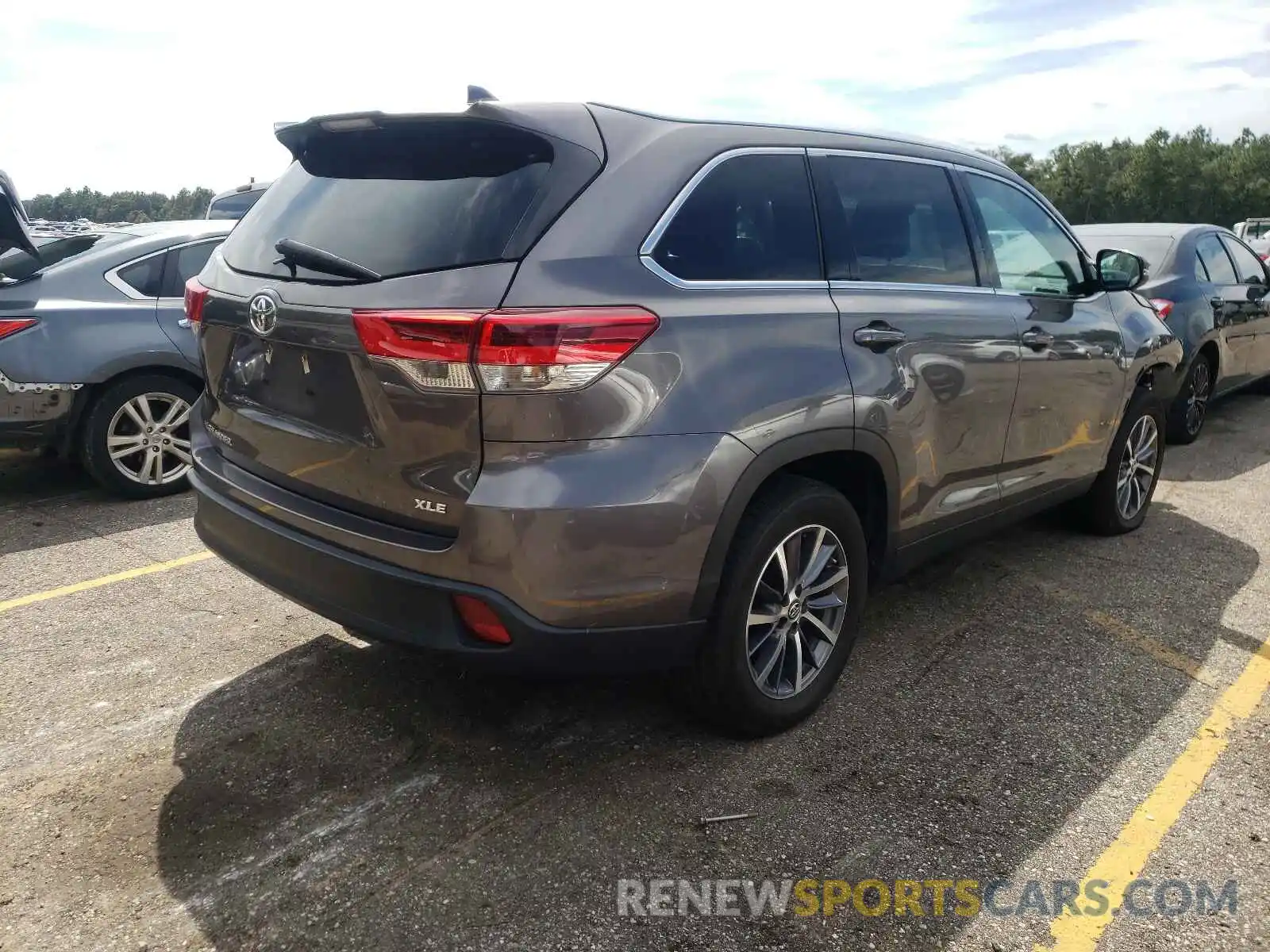 4 Photograph of a damaged car 5TDKZRFHXKS556297 TOYOTA HIGHLANDER 2019