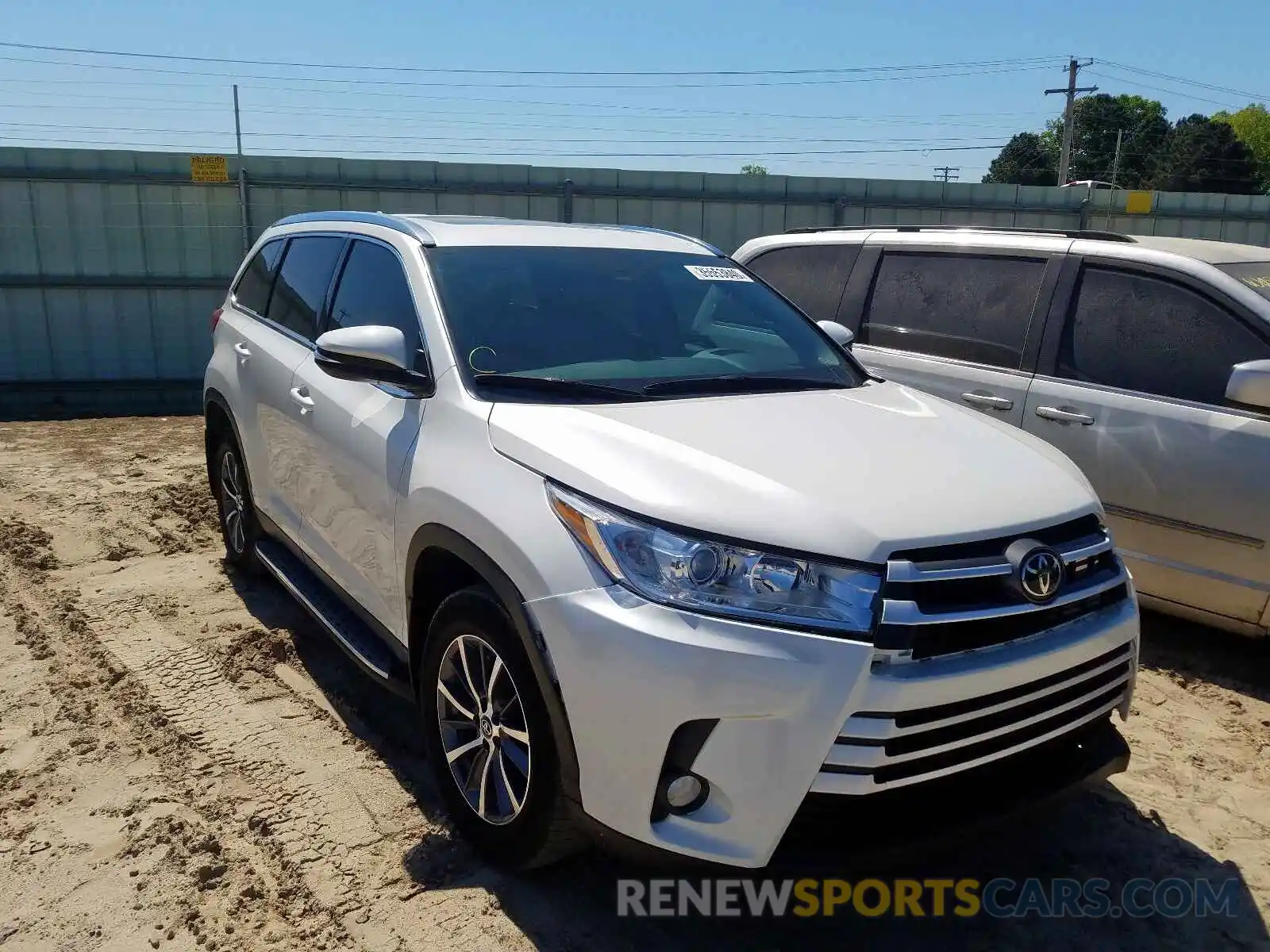 1 Photograph of a damaged car 5TDKZRFHXKS556641 TOYOTA HIGHLANDER 2019