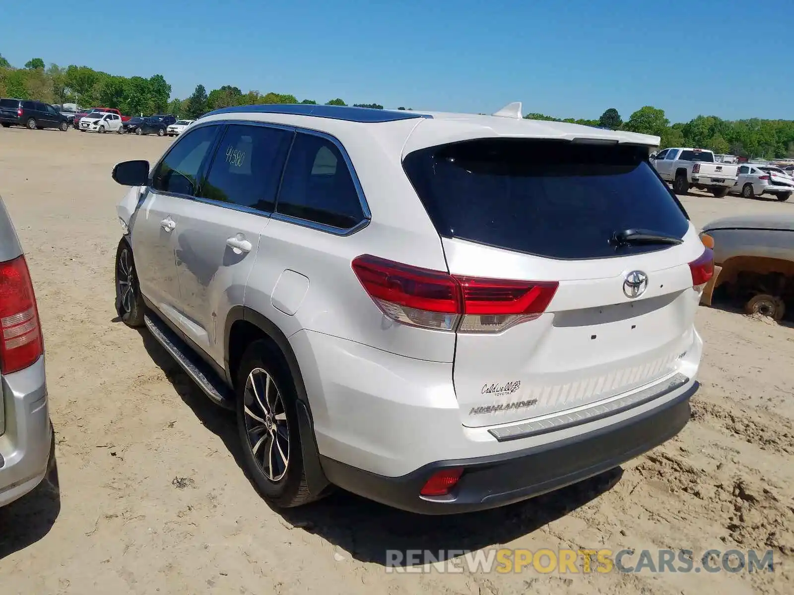 3 Photograph of a damaged car 5TDKZRFHXKS556641 TOYOTA HIGHLANDER 2019