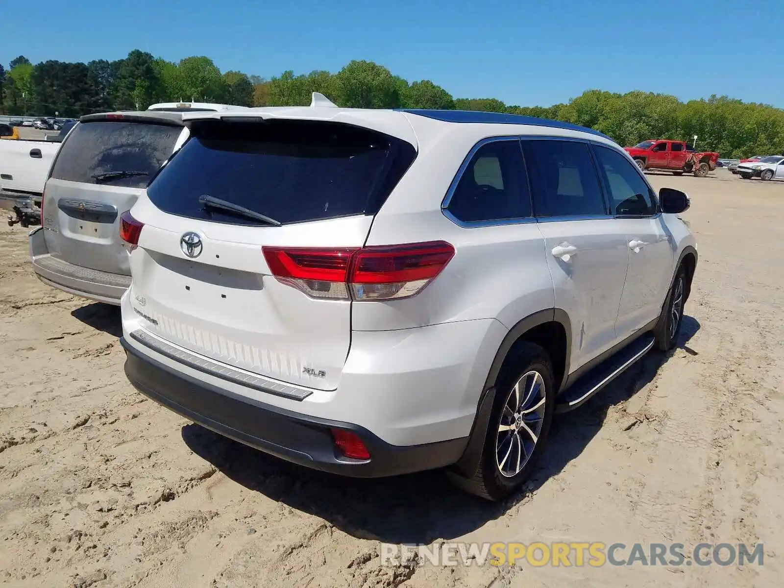 4 Photograph of a damaged car 5TDKZRFHXKS556641 TOYOTA HIGHLANDER 2019