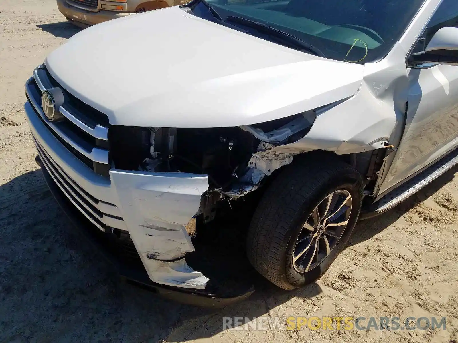 9 Photograph of a damaged car 5TDKZRFHXKS556641 TOYOTA HIGHLANDER 2019