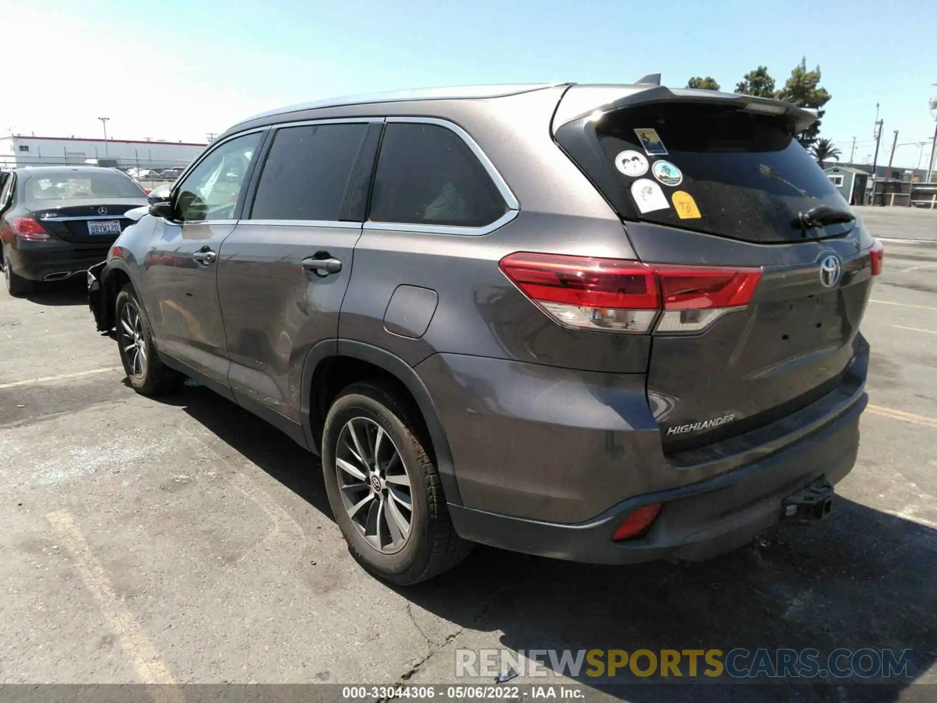 3 Photograph of a damaged car 5TDKZRFHXKS556848 TOYOTA HIGHLANDER 2019