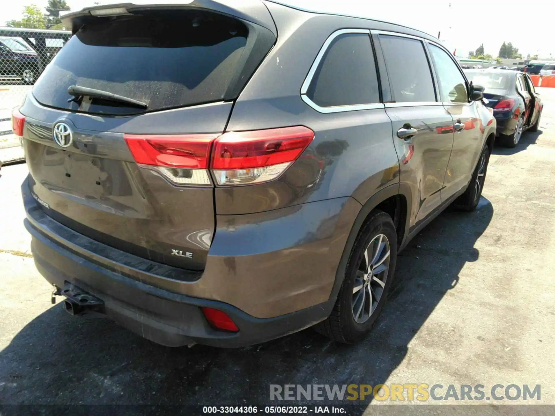 4 Photograph of a damaged car 5TDKZRFHXKS556848 TOYOTA HIGHLANDER 2019