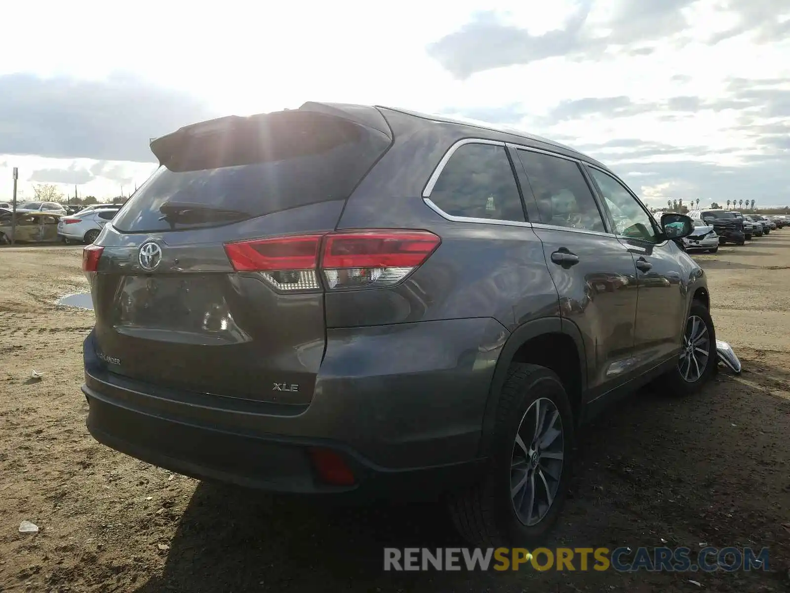 4 Photograph of a damaged car 5TDKZRFHXKS560219 TOYOTA HIGHLANDER 2019