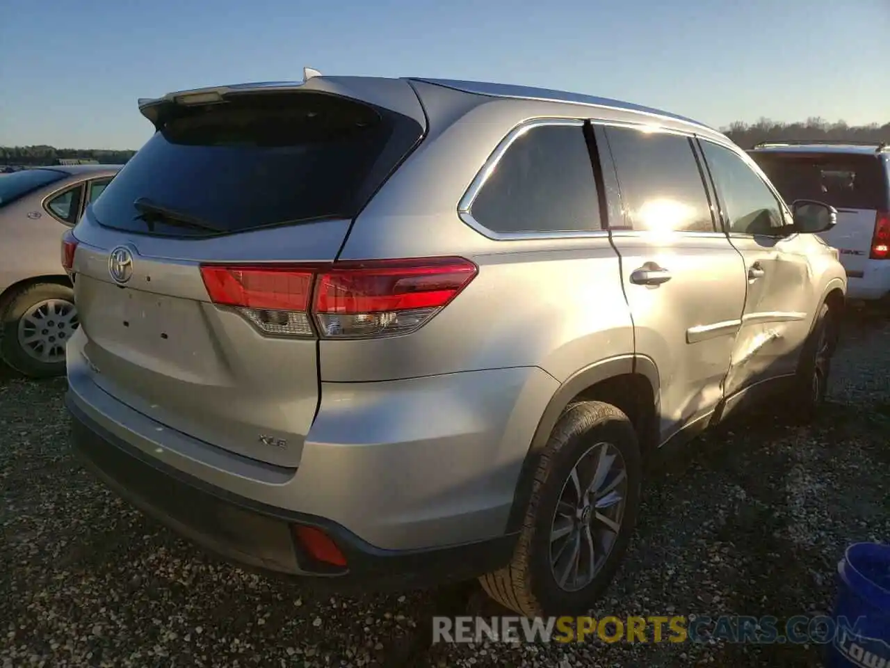 4 Photograph of a damaged car 5TDKZRFHXKS564920 TOYOTA HIGHLANDER 2019