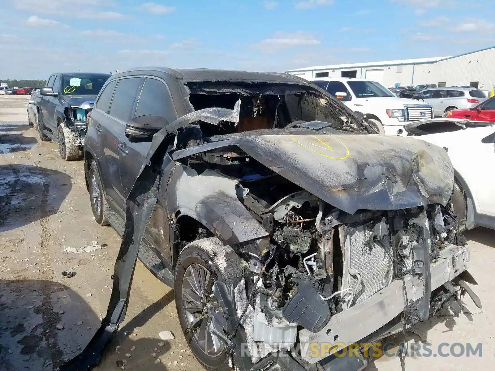 1 Photograph of a damaged car 5TDKZRFHXKS565100 TOYOTA HIGHLANDER 2019