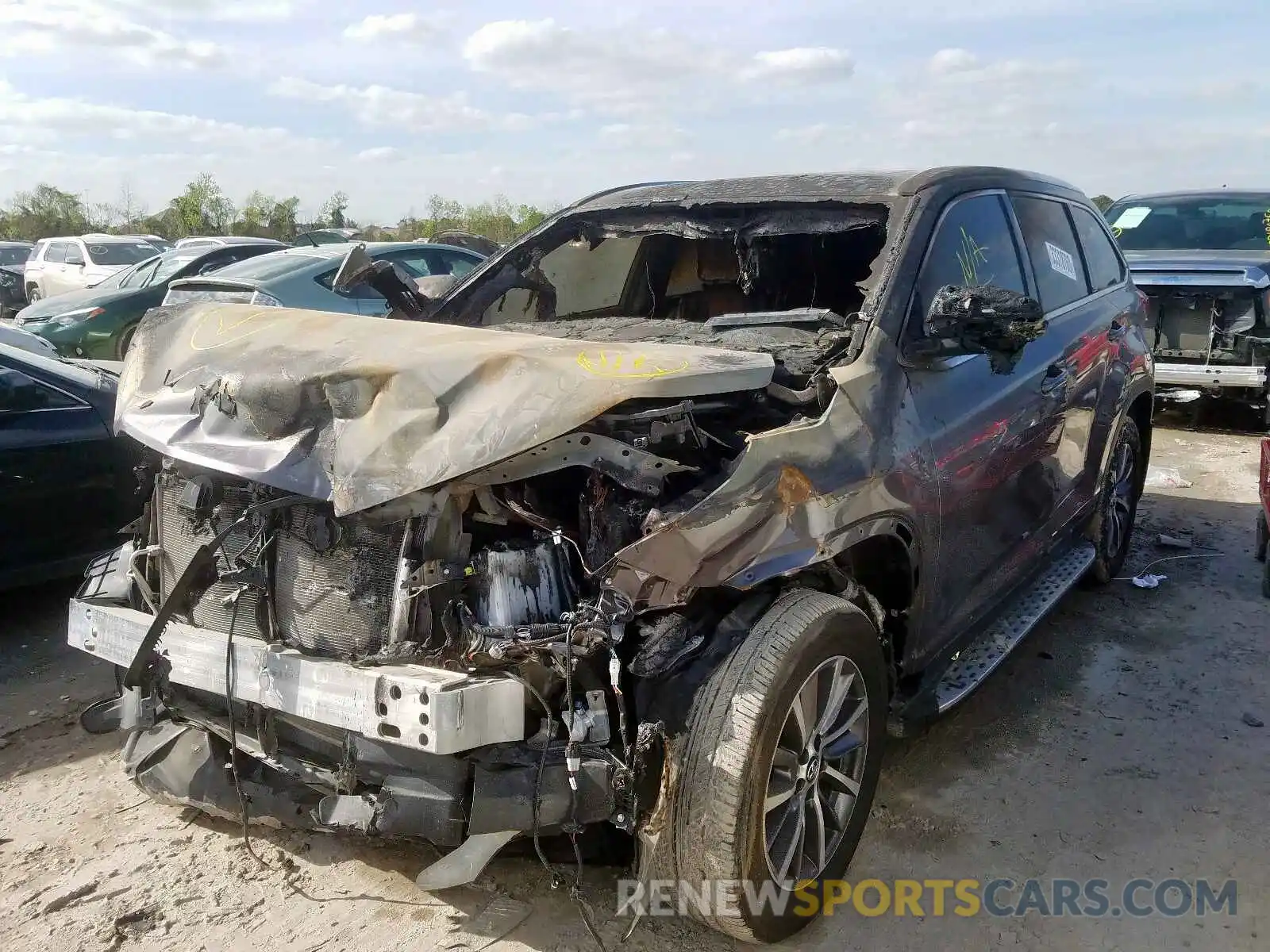 2 Photograph of a damaged car 5TDKZRFHXKS565100 TOYOTA HIGHLANDER 2019