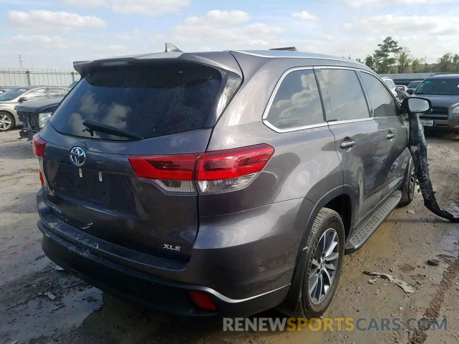 4 Photograph of a damaged car 5TDKZRFHXKS565100 TOYOTA HIGHLANDER 2019