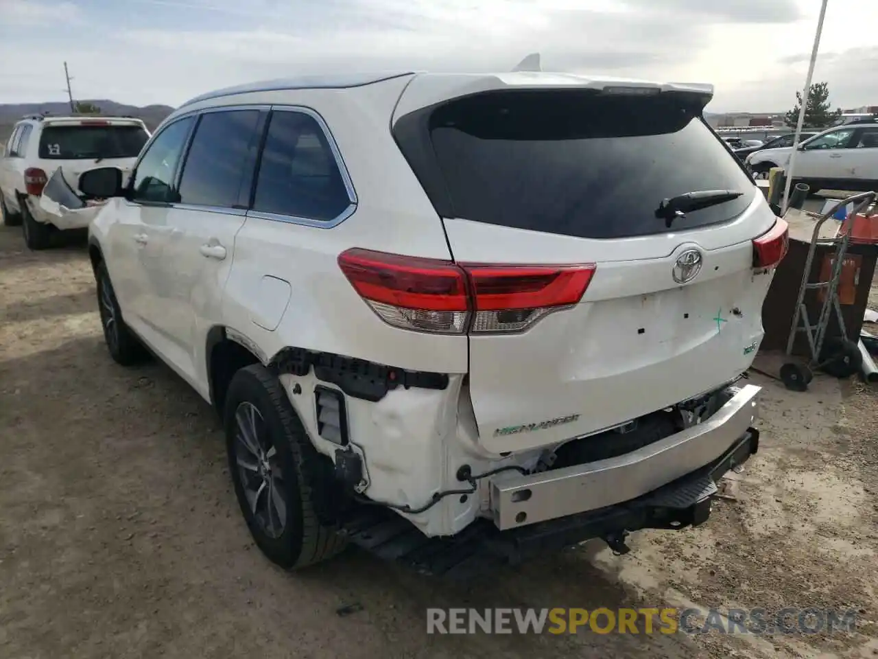 3 Photograph of a damaged car 5TDKZRFHXKS566652 TOYOTA HIGHLANDER 2019