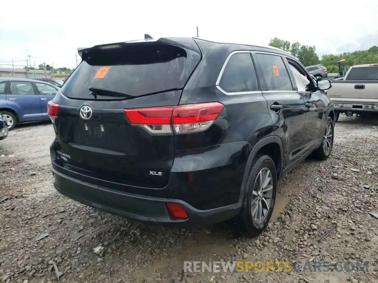 4 Photograph of a damaged car 5TDKZRFHXKS566814 TOYOTA HIGHLANDER 2019