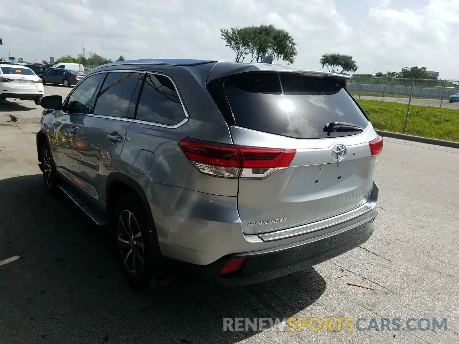 3 Photograph of a damaged car 5TDKZRFHXKS567249 TOYOTA HIGHLANDER 2019